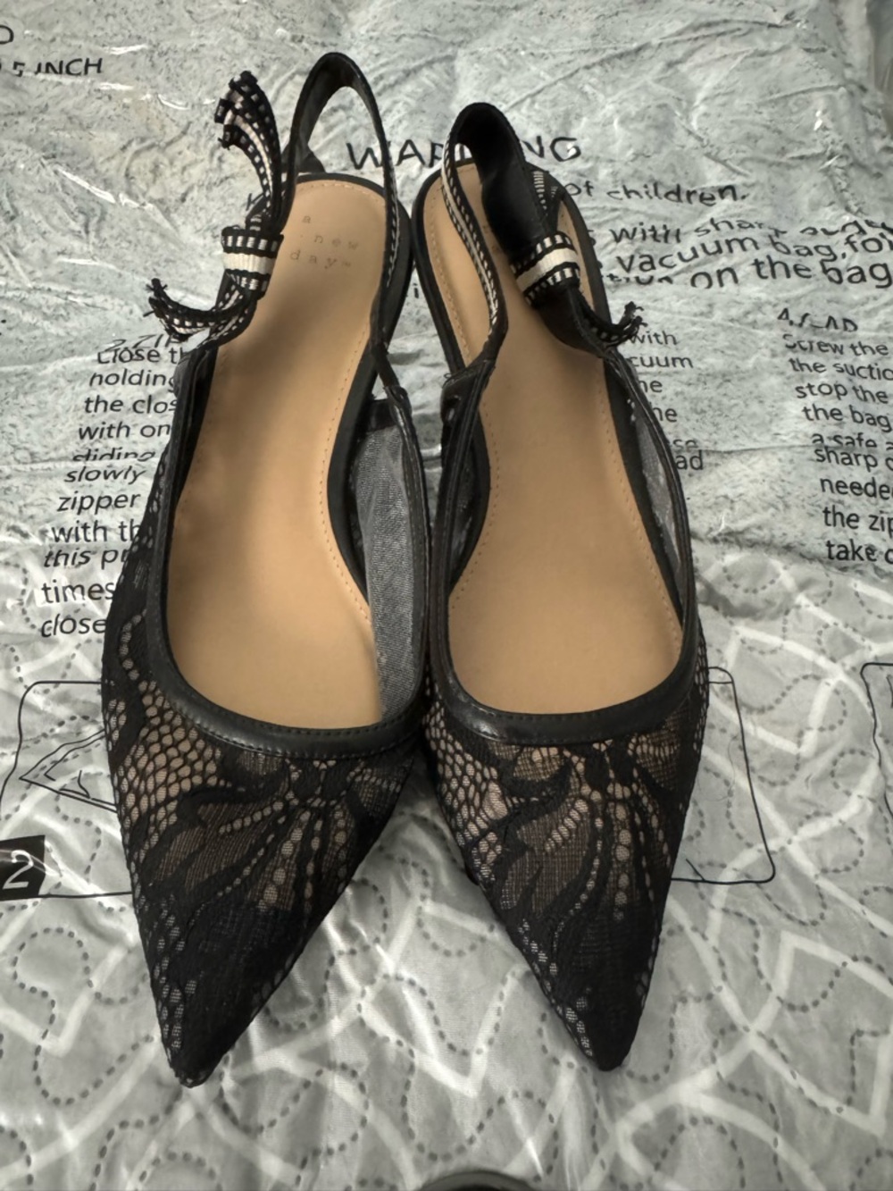 A New Day Black Lace Pointed Heels Size 7W - Picture 2 of 2